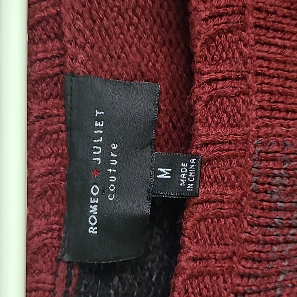 Romeo & Juliet Couture cropped sweater - Picture 2 of 3